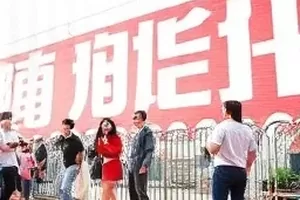 围观峰值时刻 数据切片封面，陡峭上升的柱状图形